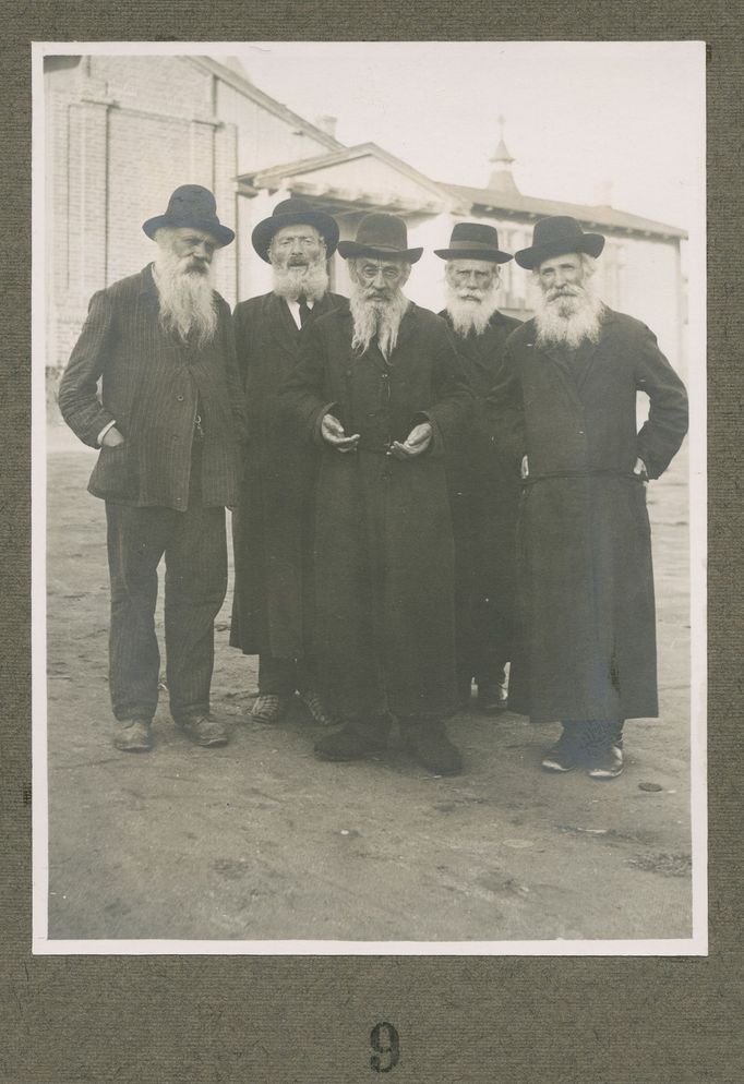 Aranžovaná fotografie židovských uprchlíků v barákovém táboře v Německém (dnes Havlíčkově) Brodu 1915-1917.