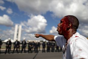 Obrazem: Lidé v ulicích přemohli policii. Brazilský prezident si chtěl povolat na pomoc armádu