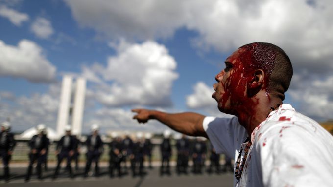 Brazilská policie použila proti demonstrantům slzný plyn.