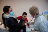 Berkiovi musí používat inhalátory, mají příznaky podobné astmatu. Čtyřletého Milana na snímku vyšetřuje lékařka ve městě Ózd.