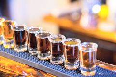 Studie: Nadměrné pití alkoholu výrazně zkracuje život. Nejvíce umírají muži v produktivním věku