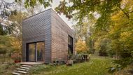 Když milovníci moderní architektury oslovili tvůrce z 0,5 Studio s přáním navrhnout dům na úzké parcele u lesa v Davli, měli jasnou vizi: chtěli bydlení, které propojí funkcionalismus, umění a přírodu.