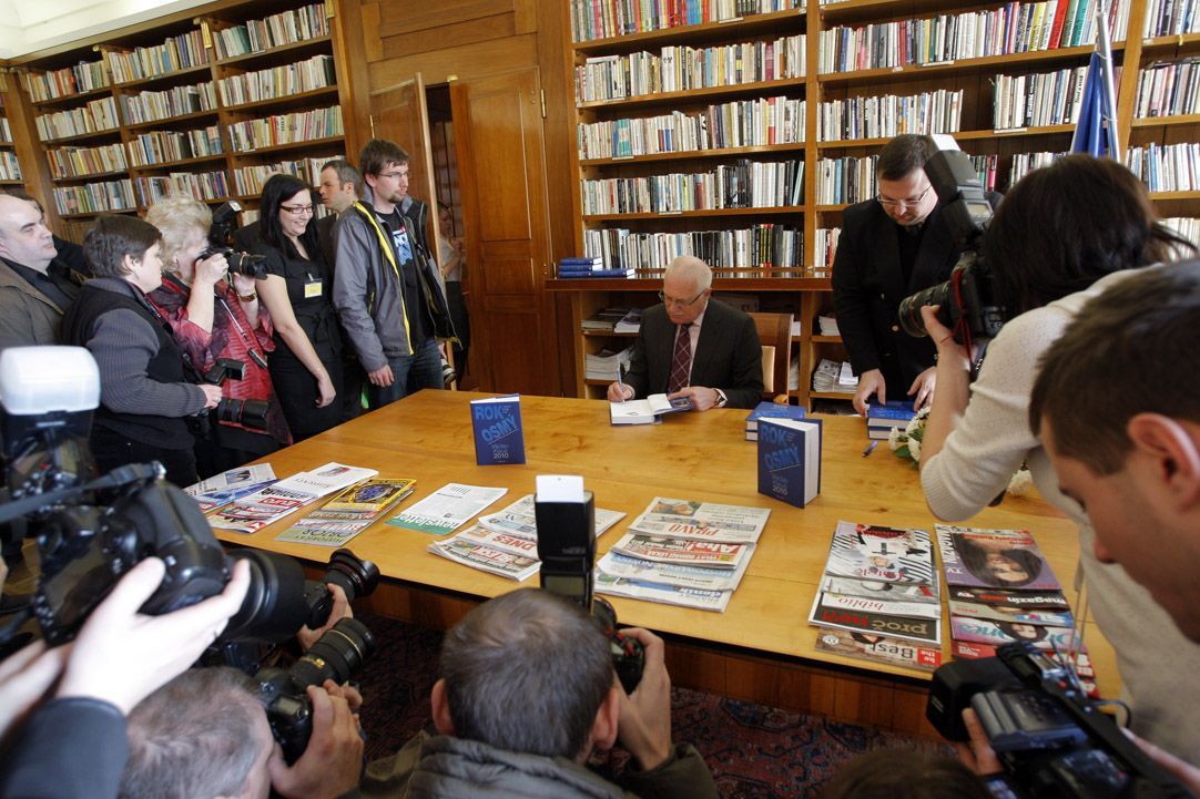 Václav Klaus podepisuje Rok osmý