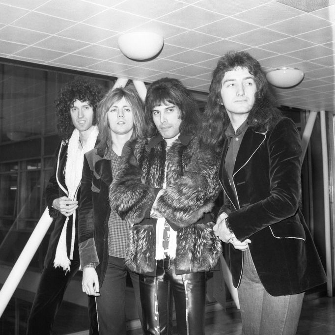 Queen na londýnském letišti Heathrow. Zleva kytarista Brian May, bubeník Roger Taylor, zpěvák Freddie Mercury a basista John Deacon, 1976.