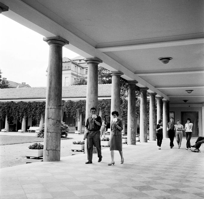 Lidé na lázeňské kolonádě. Františkovy Lázně v roce 1963