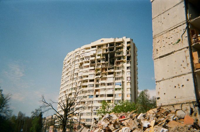 Projekt "Behind Blue Eyes". Ukrajinské děti dokumentují svůj život za války.