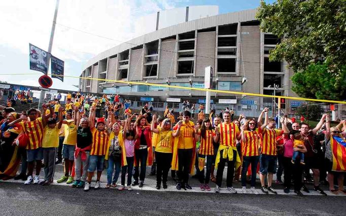 Catalan separatists form a human chain to mark the "Diada de Catalunya" (Catalunya's National Day) in front of the Nou Camp stadium in Barcelona September 11, 2013. Hundreds of thousands of Catalans held hands in a 400-km (250-mile) human chain across their region on Wednesday to press the Spanish government to let them vote on breaking away and forming their own country. A deep recession and cuts in public spending in Catalonia, a wealthy industrial region in northeastern Spain that accounts for a fifth of the country's economic output, have stirred discontent with the central government in Madrid. REUTERS/Gustau Nacarino (SPAIN - Tags: POLITICS CIVIL UNREST)