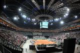 Čtvrtfinále Davis Cupu hostí pražská O2 aréna. Přestože zápas byl rychle vyprodán, po odřeknutí účasti světové jedničky Novaka Djokoviče ztratili někteří diváci zájem a na tribunách byly k vidění prázdné ostrůvky.