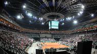 Čtvrtfinále Davis Cupu hostí pražská O2 aréna. Přestože zápas byl rychle vyprodán, po odřeknutí účasti světové jedničky Novaka Djokoviče ztratili někteří diváci zájem a na tribunách byly k vidění prázdné ostrůvky.