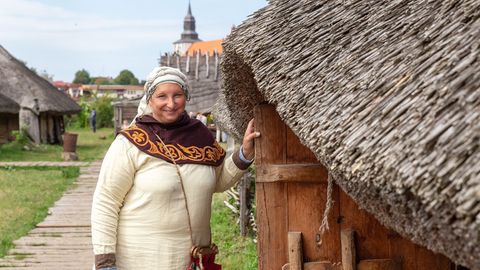 V polské Atlantidě potkáte české Vikingy. Osada experimentálních archeologů u Baltu láká turisty