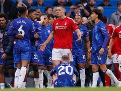 Cole Palmer (20) sedí na zemi při potyčce v zápase Chelsea - Nottingham Forest.