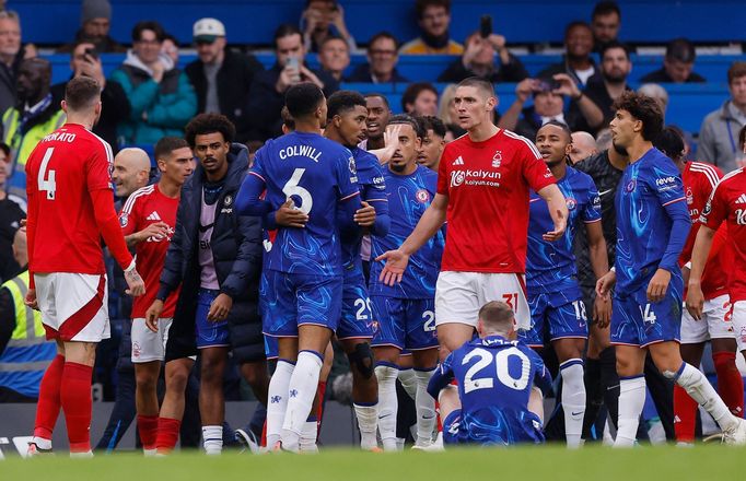 Cole Palmer (20) sedí na zemi při potyčce v zápase Chelsea - Nottingham Forest.