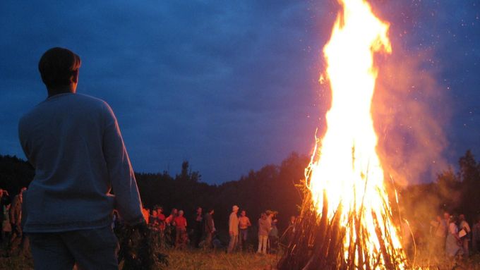 Na louce u řeky Němen kousek za Hrodnem hoří vatra. Svobodomyslní Bělorusové si zde dali dostaveníčko u příležitosti oslav svátku Kupalje