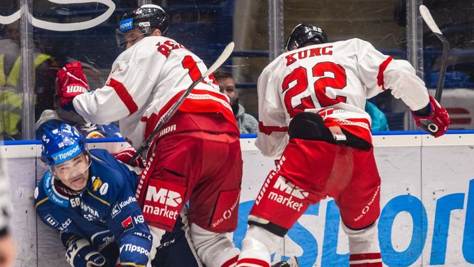 Michal Kunc (vpravo) v extraligovém utkání s Kladnem
