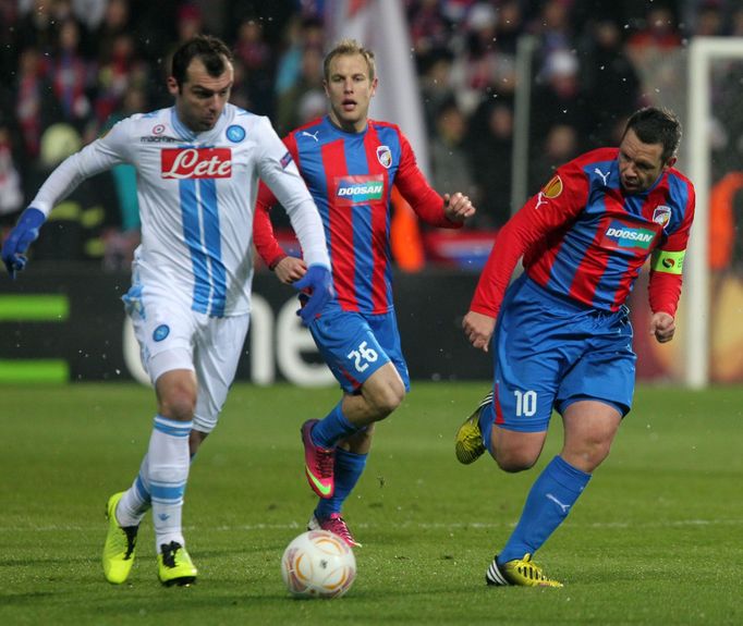 Fotbal, Evropská liga, Plzeň - Neapol: Daniel Kolář a Pavel Horváth - Goran Panděv (vlevo)