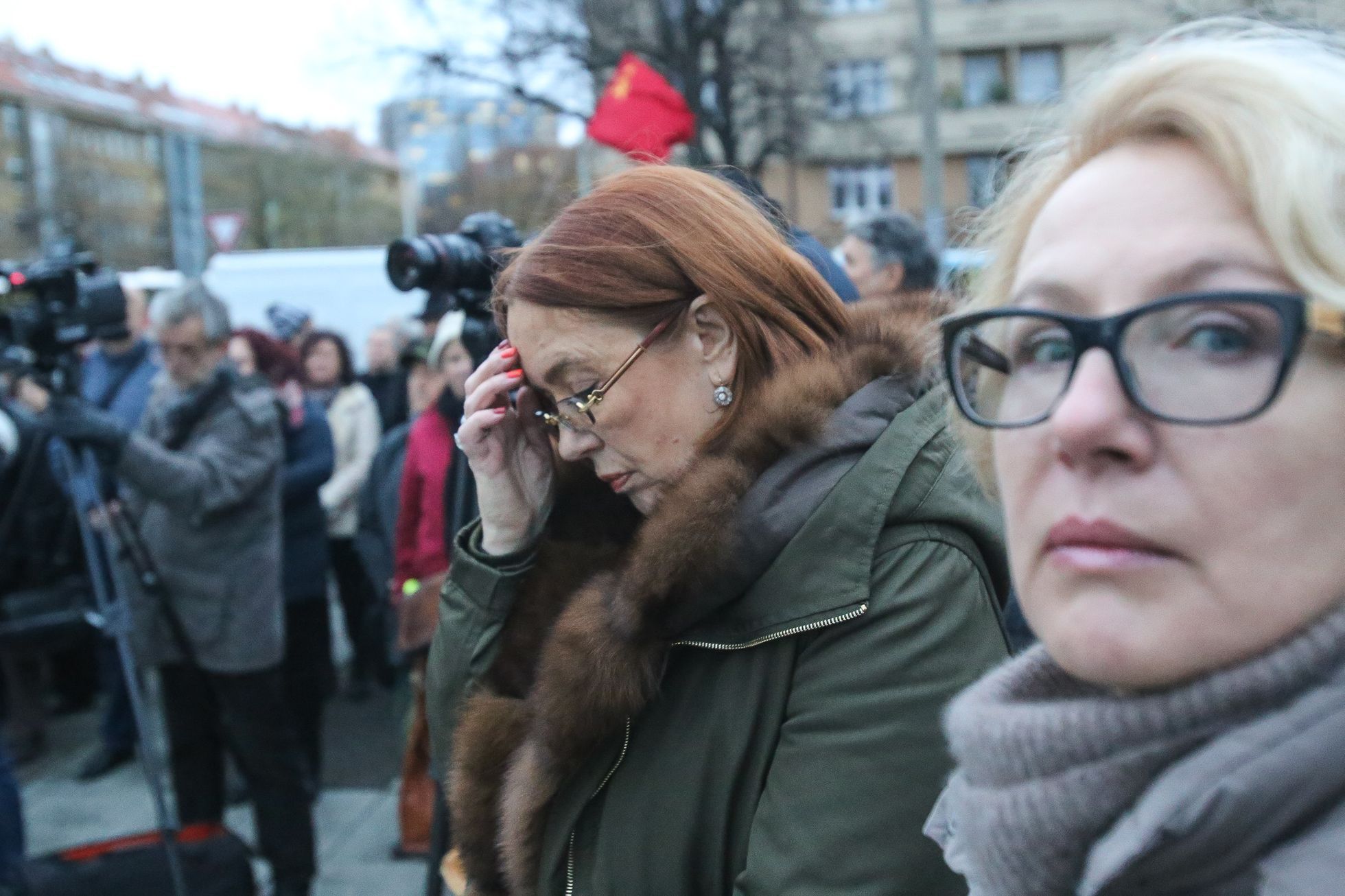 Protest proti vysvětlující tabulce u sochy maršála Koněva - pořádala KSČM