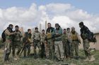 Vesnice Baghúz představuje poslední území, které tzv. Islámský stát v Sýrii ještě ovládá. Radikálové o něj svádí tvrdé boje s arabsko-kurdskou koalicí Syrských demokratických sil (SDF). Bojovníky koalice můžete vidět na snímku.