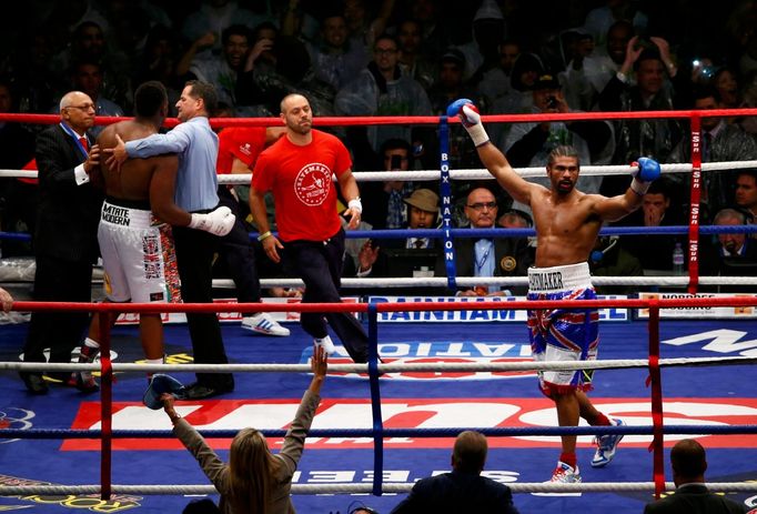 Britský boxer David Haye boxuje s Britem Dereckem Chisorou v mezinárodním mistrovství těžké váhy v londýnském Upton Parku v roce 2012.