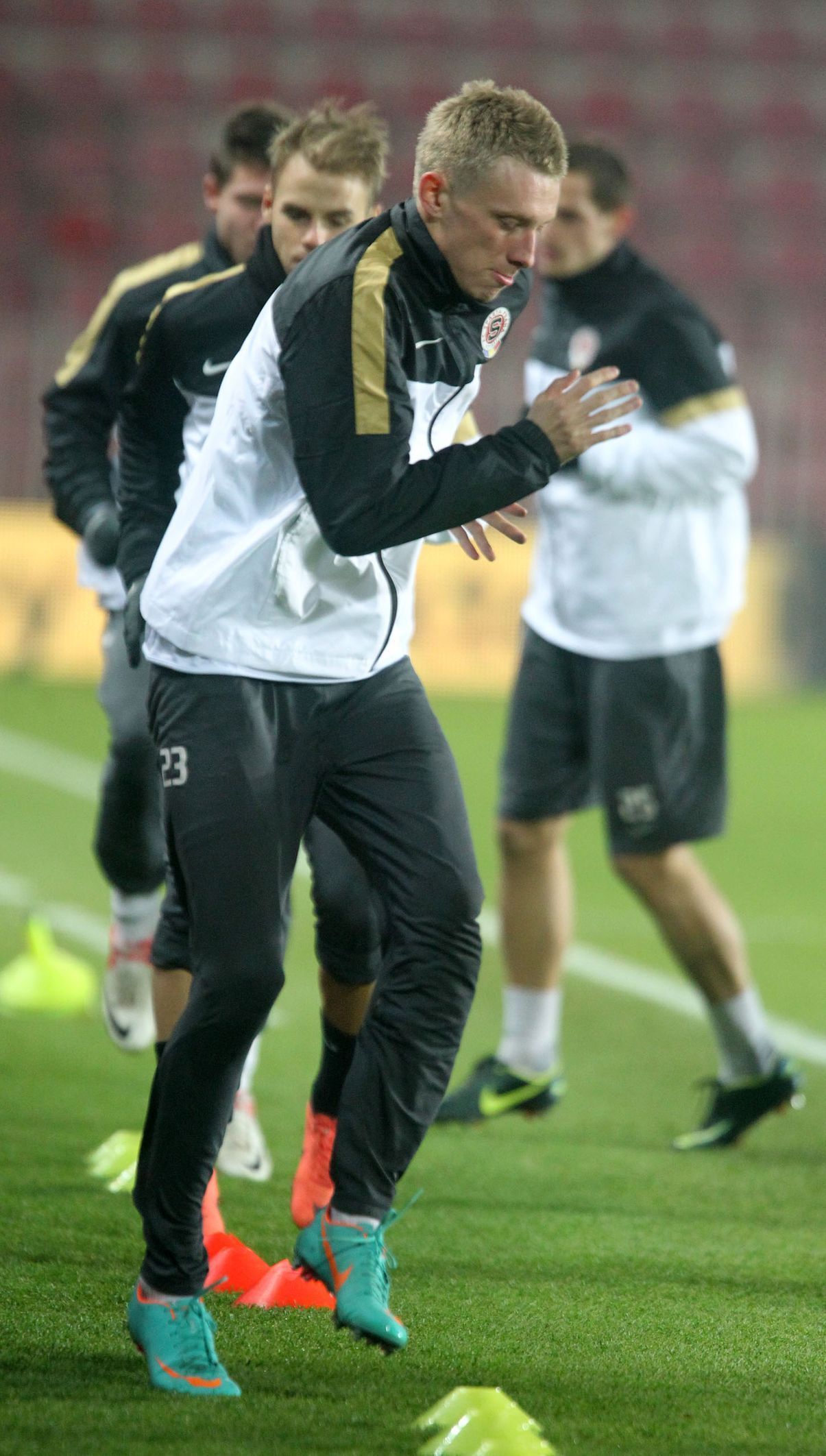 Sparťanský fotbalista Ladislav Krejčí na tréninku před utkáním Evropské ligy 2012/13 s Lyonem.