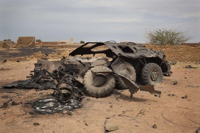 The remains of an armoured vehicle used by al Qaeda-affiliated militants that was hit by French airstrikes are pictured in Konna, Mali, January 27, 2013. REUTERS/Joe Penney (MALI - Tags: POLITICS CONFLICT MILITARY) Published: Led. 27, 2013, 4:11 odp.