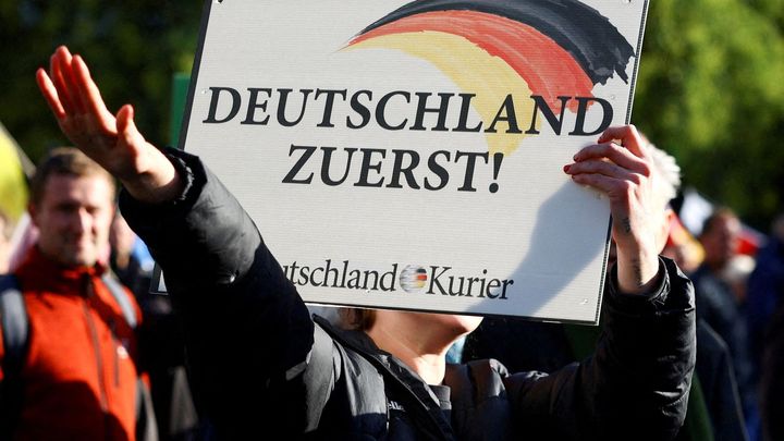Podceňovaná AfD strmě roste. Jde proti Ukrajině a poprvé se vyhoupla na druhé místo
