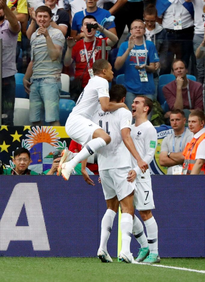 Raphael Varane slaví gól v zápase Uruguay -- Francie na MS 2018