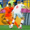 Ibrahim Afellay a Lars Jacobsen v utkání Nizozemska s Dánskem v základní skupině B na Euru 2012