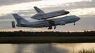 The space shuttle Endeavour leaves Kennedy Space Center for the last time in Florida, morning of September 19, 2012. Endeavour, attached to a NASA modified 747 aircraft, lifts off and will end up at the California Science Center museum where it will be put on display. Endeavour was to leave the space center on September 17 but was delayed because of bad weather between Florida and Texas, where it will make its first stop before heading to California. REUTERS /Michael Brown (UNITED STATES - Tags: SCIENCE TECHNOLOGY TRANSPORT TPX IMAGES OF THE DAY) Published: Zář. 19, 2012, 1:14 odp.