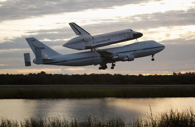 The space shuttle Endeavour leaves Kennedy Space Center for the last time in Florida, morning of September 19, 2012. Endeavour, attached to a NASA modified 747 aircraft, lifts off and will end up at the California Science Center museum where it will be put on display. Endeavour was to leave the space center on September 17 but was delayed because of bad weather between Florida and Texas, where it will make its first stop before heading to California. REUTERS /Michael Brown (UNITED STATES - Tags: SCIENCE TECHNOLOGY TRANSPORT TPX IMAGES OF THE DAY) Published: Zář. 19, 2012, 1:14 odp.