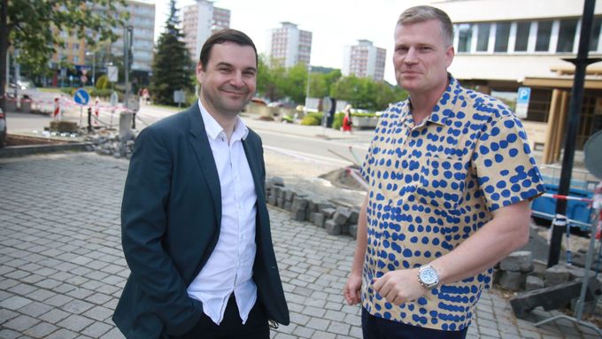 Petr Macinka (vlevo) a Filip Turek v průběhu kampaně do letošních voleb do Evropského parlamentu