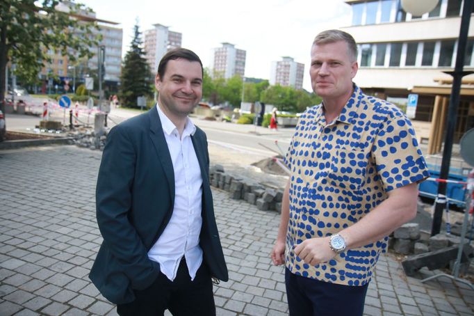 Petr Macinka (vlevo) a Filip Turek v průběhu kampaně do letošních voleb do Evropského parlamentu