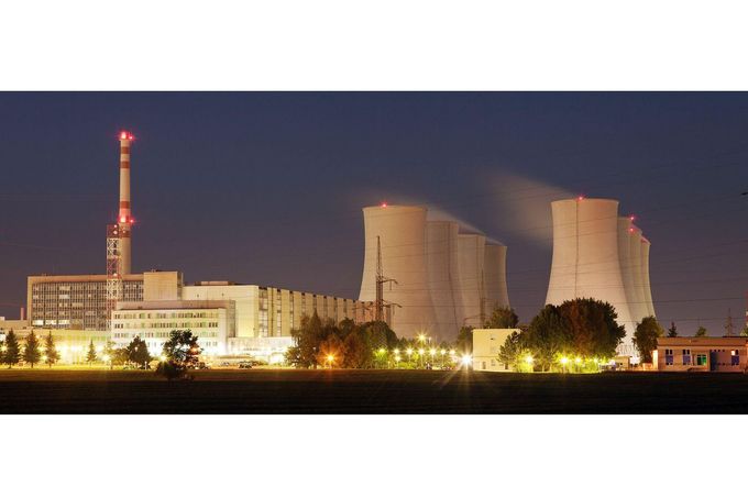 Jaslovské Bohunice, Slovensko, noc 2015: chladicí věže a areál jaderné elektrárny. Ilustrační foto k událostem 19.11.2005.