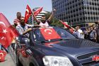Podporovatelé tureckého prezidenta Erdogana oslavují v ulicích
