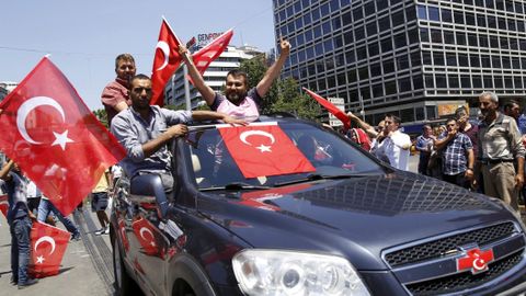 Podívejte se, jak Turci oslavovali potlačení vojenského převratu