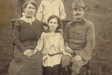 Bedřiška Köhlerová (sedící uprostřed) se narodila jako Friedrike Katscher v italském Meranu (součást Rakousko-uherského mocnářství). Tatínek byl stavitel a v Itálii dostal práci. Tak se obě dcery narodily v Tyrolsku.