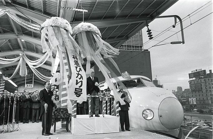 Inaugurační ceremoniál prvního japonského rychlovlaku Tokaido Shinkansen v Tokiu, 1. října 1964.