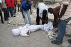 První záchranáři dorazili na Haiti. Všude vidí mrtvé