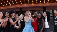 Večer byl podle britské BBC připravován v tajnosti, byť pozvánku dostali i vybraní fanoušci prostřednictvím streamovací služby Spotify. Do poslední chvíle nebylo jasné, zda dorazí samotná Taylor Swift.