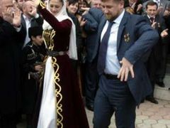 Kadyrov tančí po svém zvolení před budovou čečenského parlamentu.