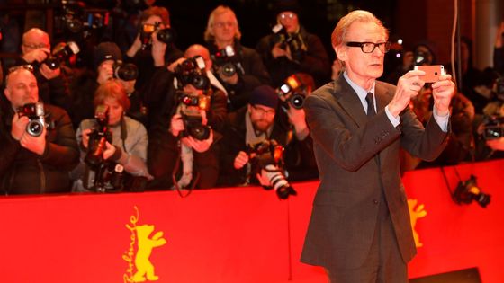 Britský herec Bill Nighy, který účinkuje v zahajovacím filmu, se fotí s diváky.