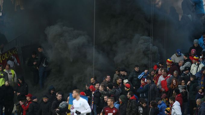 Fanoušci Sparty na stadionu v Mladé Boleslavi.