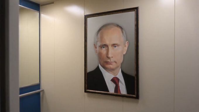 Obraz Vladimira Putina v jednom z moskevských výtahů.