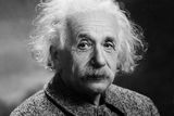 Albert Einstein (1879-1955) na snímku z roku 1947. (Tato fotografie jako jediná v této fotogalerii nepatří do souboru snímků pořízených americkými fotoreportéry z časopisu U. S. News & World Report Magazine, ale je stejně jako ony také ve sbírkách knihovny amerického Kongresu.)