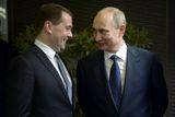 Náladu ruského premiéra Dmitrije Medveděva (vlevo) ani prezidenta Vladimira Putina ovšem ukrajinské gesto nikterak nezkazilo. Navíc jiné výpravy, čínská a řecká, zase pro změnu mávaly vedle svých i ruskými vlaječkami.