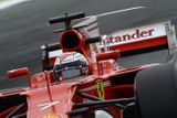 Téčko na "žraločí ploutev" na krytu motoru umístili také u Ferrari.