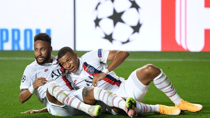 Hvězdy PSG Neymar a Kylian Mbappé slaví postup svého celku do semifinále Ligy mistrů