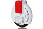 Monowheel - Toto vozítko využívá pouze jediné kolo, které je hnané elektromotorem. Díky tomu, že celý stroj váží méně než 10 kg, je možné ho i v případě potřeby poponést. Třeba do schodů nebo domů k nabíječce. Udržet rovnováhu na jednom kole je ale mnohem těžší než na dvou. Proto je nutné počítat s krušnými začátky plnými pádů. Cena startuje na 18 tisících korunách a roste podle výkonu a dojezdu zhruba ke 30 tisícům.