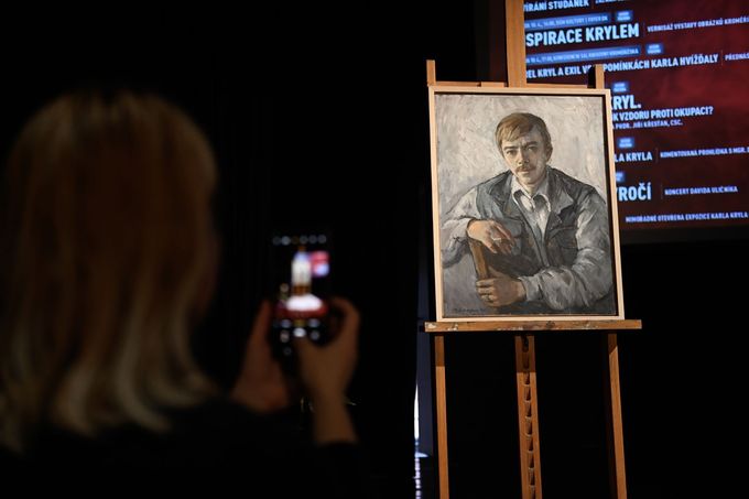 Zahájení výstavy fotografií Karla Kryla v Torontu a odhalení portrétu písničkáře od Marie Gabánkové, 8. dubna 2024, Kroměříž. Akce je součástí Týdne pro Kryla.