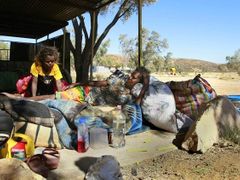 Belinda a její sedmiletá dcera Treshina leží na matraci před svým domem v táboře "Hidden Vally" nedaleko australského města Alice Springs.