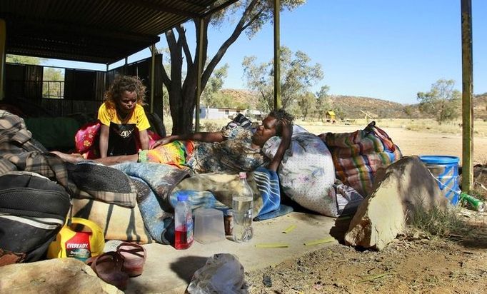 Belinda a její sedmiletá dcera Treshina leží na matraci před svým domem v táboře "Hidden Vally" nedaleko australského města Alice Springs.